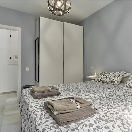 One Bedroom Penthouse アパート ネルハ